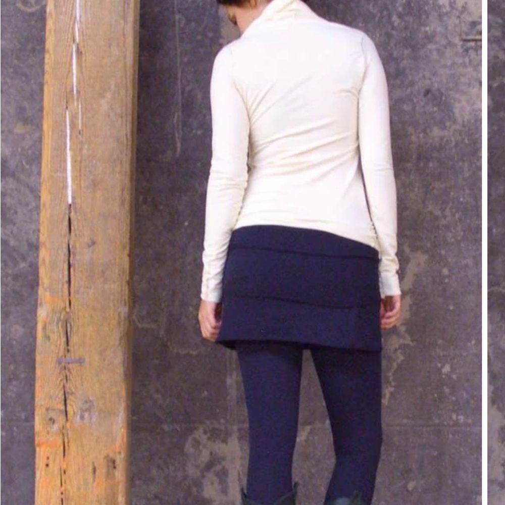 Gaia Conceptions Skirted ruffle butt leggings color midnight size small. - Picture 3 of 7
